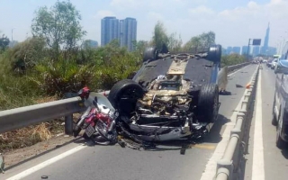 Ảnh TNGT: Va chạm tốc độ cao, Porsche Panamera lật ngửa trong làn đường xe máy